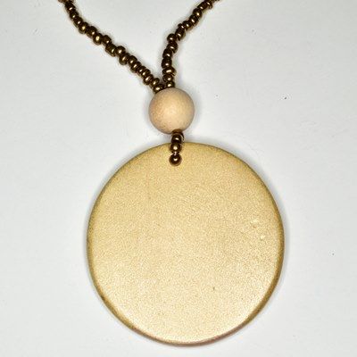 Perlenkette mit Naturholzscheibe, beige/goldfb.